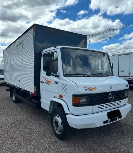 MERCEDES BENZ 710 BAÚ 2008 - ACEITO ENTRADA