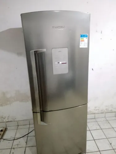 Geladeira Brastemp investe semi nova