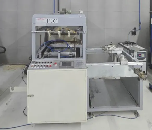 MÁQUINA VACUUM FORMING AUTOMÁTICA COM BRAÇO ROBÓTICO PARA EMBALAGENS