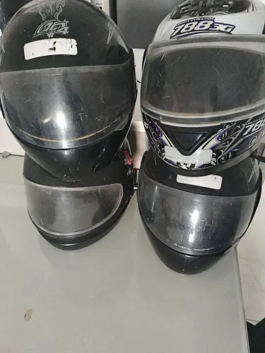 4 capacetes usados