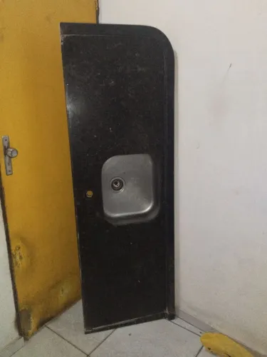 Pedra de mármore com pia embutida de inox