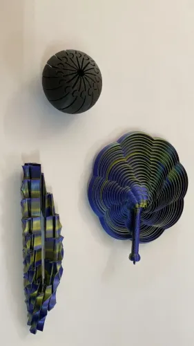 Brinquedos sensoriais, chaveiros, apito e muito mais