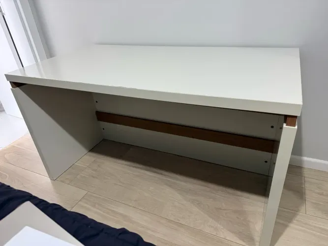 Mesa para Escritório ou Estudos - Branca com Detalhes Amadeirados
