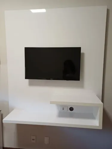 Painel para TV Suspenso Branco com Nicho e Prateleira