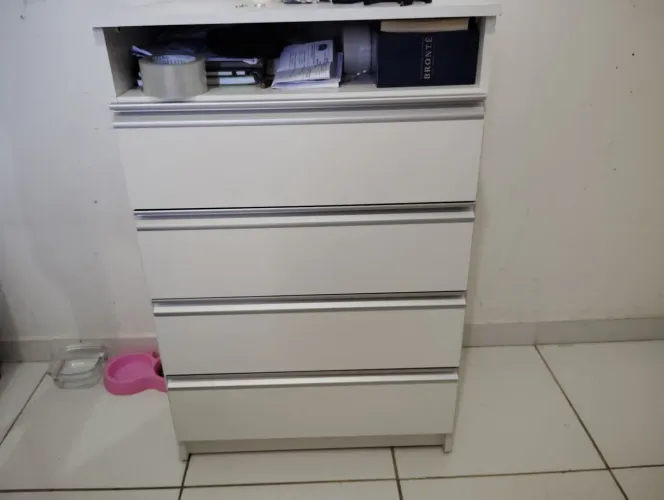 cômoda com 4 gavetas