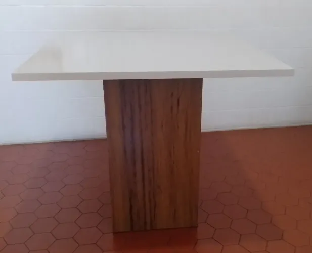 Mesa de cozinha, quatro lugares.