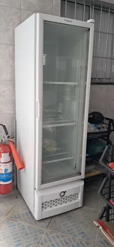 Freezer Vertical Tripla Acao 284 Litros Fricon Porta De Vidro Branco VCET284-127v