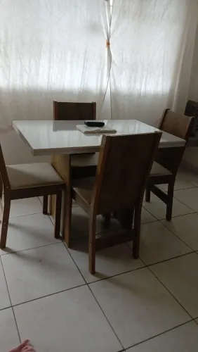 Vendo mesa com 3 cadeiras em mdf sem marcas de uso motivo mudança so tem 3 meses de uso