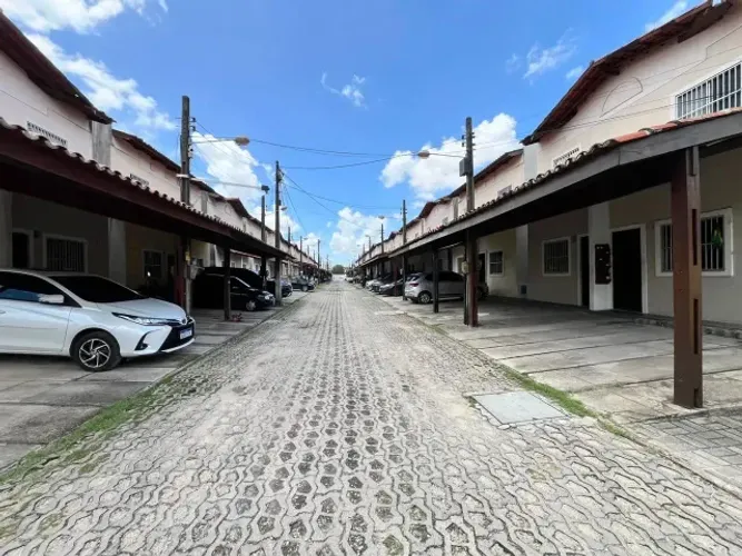 Condomínio Monte Carlos, Casa Duplex com 03 quartos, 02 banheiros