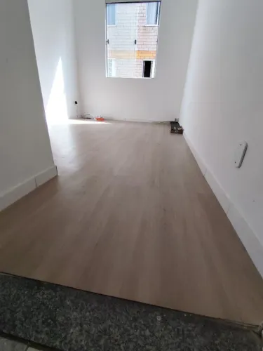 Instalação de Piso Vinílico, Rodapé e Papel de Parede