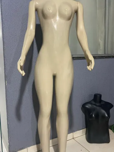 Manequim feminino corpo inteiro com braços e suporte em bom estado