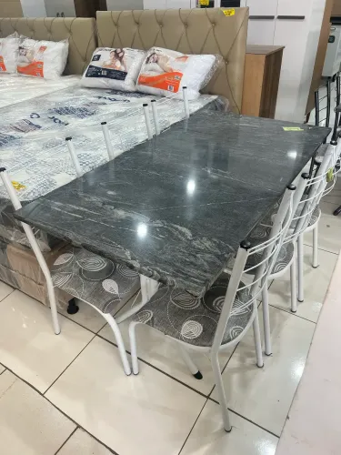 Mesa com 6 cadeiras de mármore