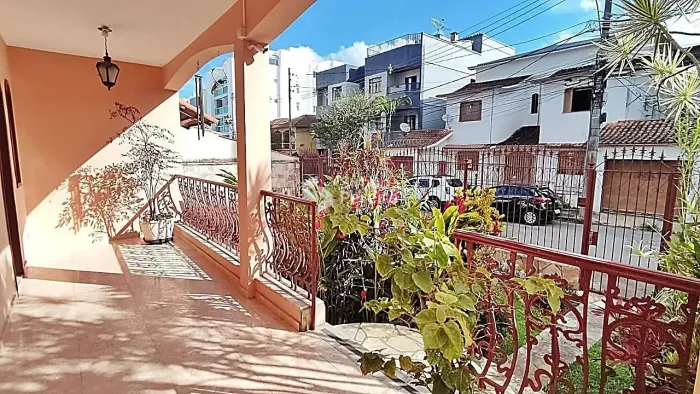 Casa à venda, em rua plana do Jardim Laranjeiras, Juiz de Fora, MG