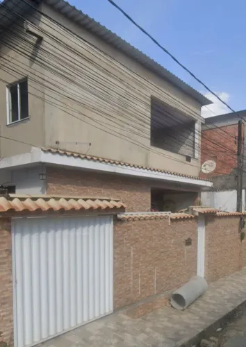 Casa tipo apartamento 3 quartos e 1 suite com terreno atrás.