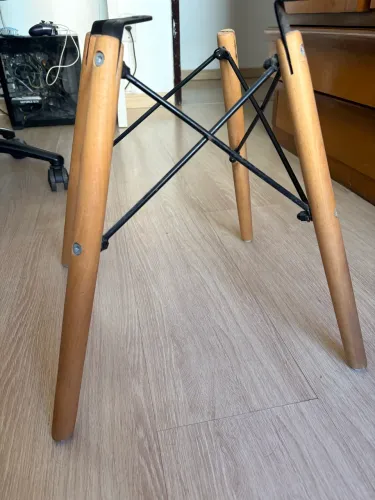 Pé de Cadeira Eames