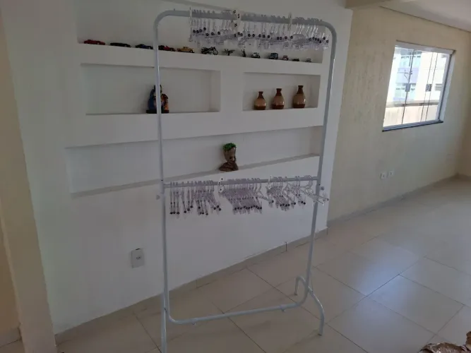 Arara roupas com 2 níveis de cabideiro 1m