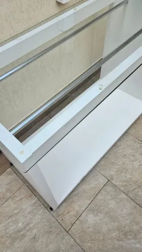 Balcão para loja de roupa com 2 cabideiros e vidro temperado
