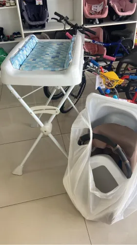 Trocador com banheira e assento.