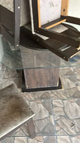 Mesa com 8 lugares + 6 cadeiras