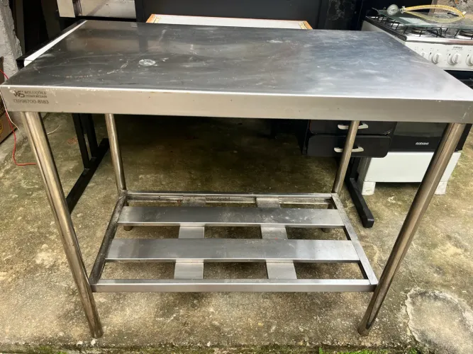 Mesa inox industrial com prateleira 