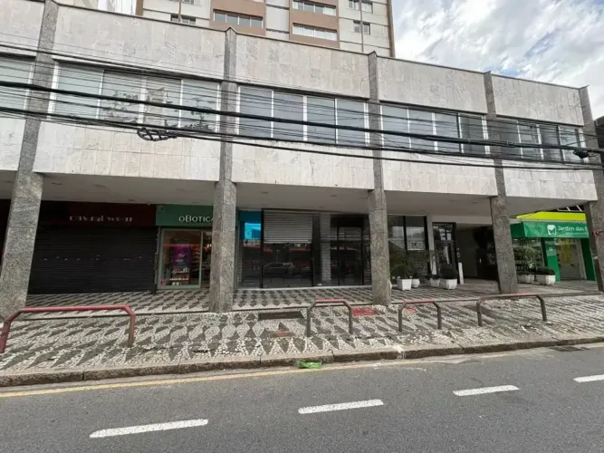 Ampla loja no miolinho do Juvevê com 431m²