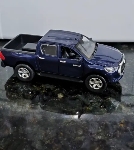 Brinquedo Hilux azul metal fricção acende luz e faz som 10cm
