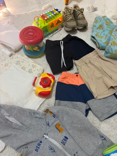Lote de roupas e brinquedos 