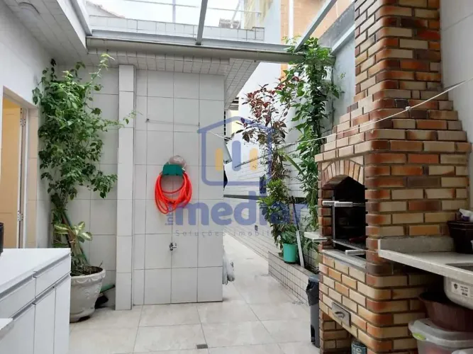 Ampla casa assobradada no Embaré a apenas 100 metros do Canal 5.