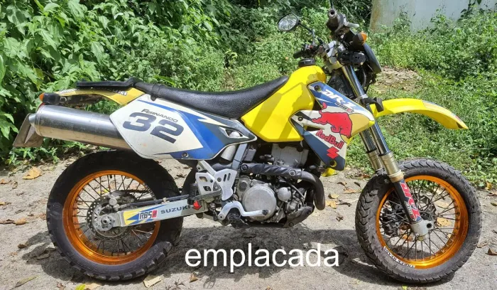 Suzuki DRZ400e emplacada em bom estado