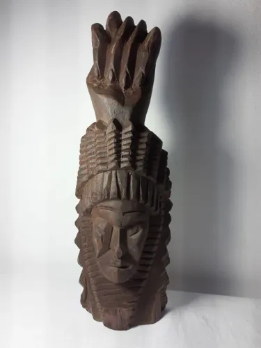 Grande figa esculpida em bloco único de jacarandá com figura indígina.