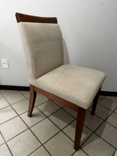 Cadeiras em Madeira maciça e estofado em suede