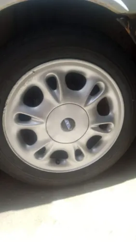 Roda de liga leve estilo gota, aro 15 Fiat uno, pneus usados.
