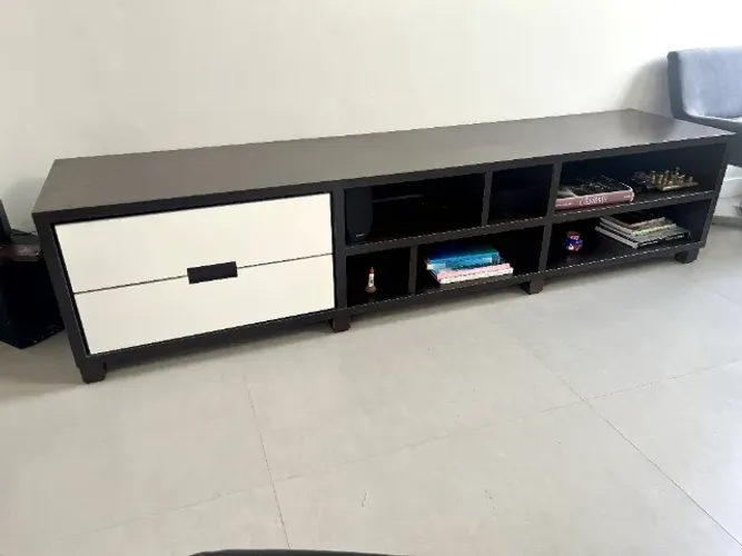 RACK de madeira moderno, em ótimo estado e  com duas gavetas largas