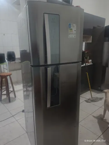 Geladeira semi novo Eletrolux inox