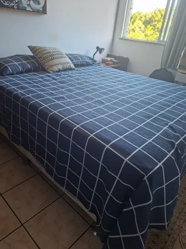 Cama box queen size, molas ensacadas individualmente, base em courino branco