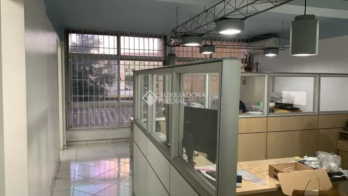 Sala comercial com 90m² de área útil no Centro de Santo André.