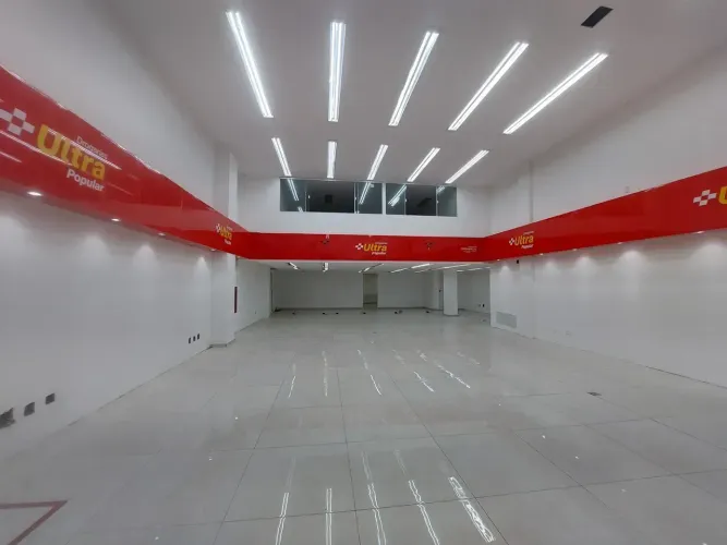 Loja Centro, ampla, 360 m² de vão livre, pé direito alto, reformadíssima - Petrópolis - R