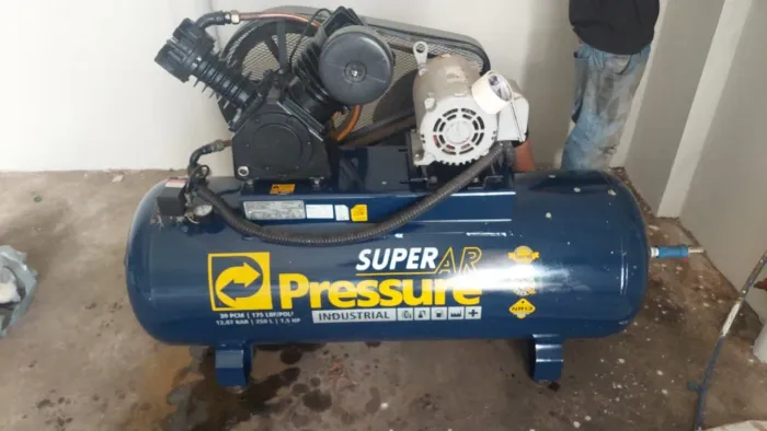Vendo Compressor Pressure.<br>30 Pés<br>250 Lts<br>7,5 HP<br>Valor 8.000.00