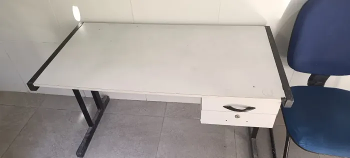 MESA E CADEIRA DE ESCRITÓRIO
