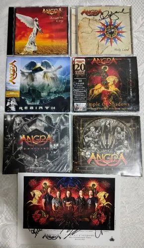 Coleção particular de CDs Angra Angels Cry Hole Land autografados pelo Rafael Bittencourt