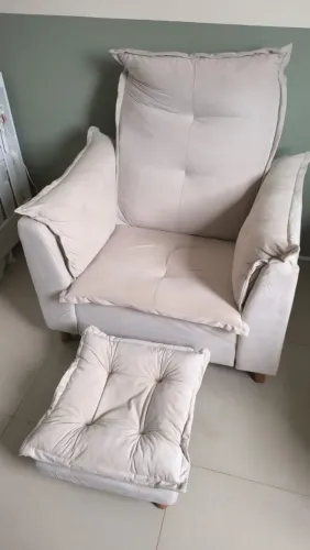 Poltrona de amamentação com puff seminova