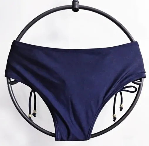 Calcinha de biquíni plus size azul marinho com detalhes de amarração lateral dourado