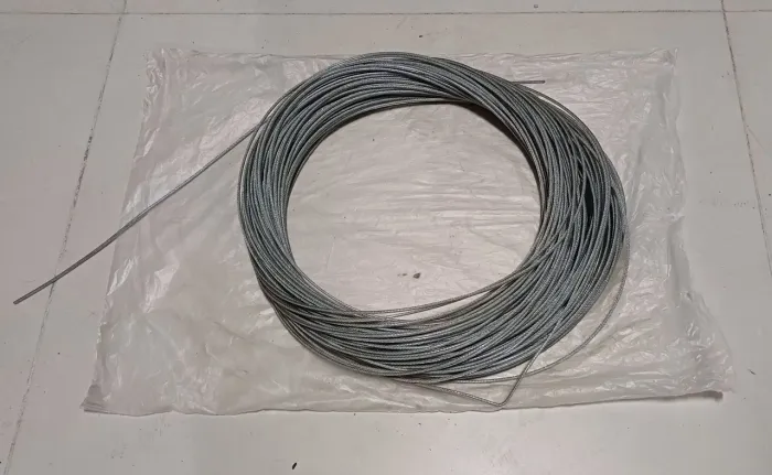 Cabo de aço revestido (plastificado) de 2 mm com 92,76 mt. Proteção externa de polímero.