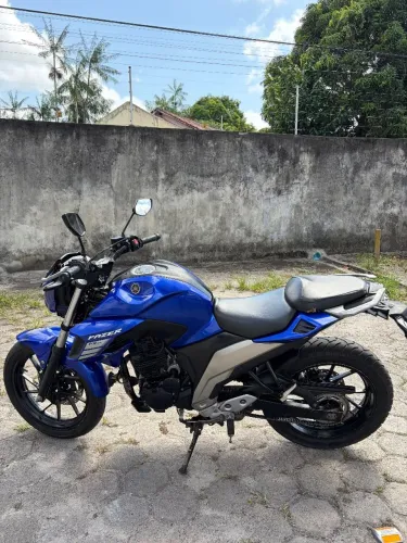 ? Yamaha FZ25 impecável - R$17 mil