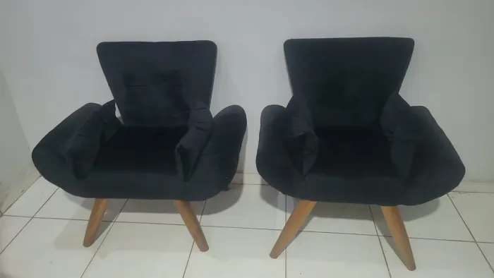 2 Poltronas Decorativas Pretas com Pés de Madeira - Lindas