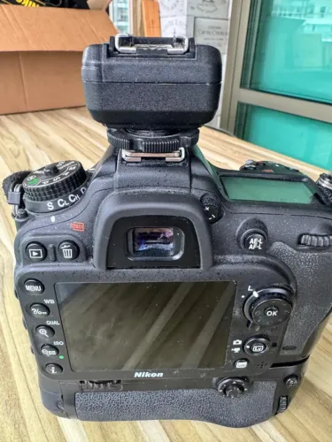 Nikon D7200 + Acessorios (Kit Bateria + Flash)
