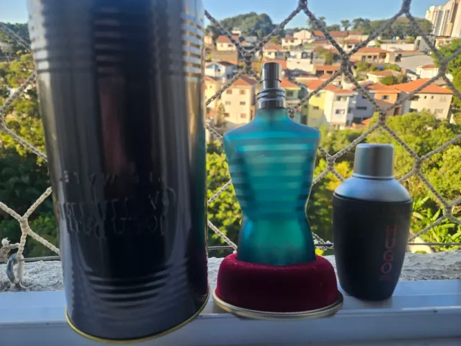 Vendo vidro jean paul gaultier 125ml, junto com a lata( perfume vazio)