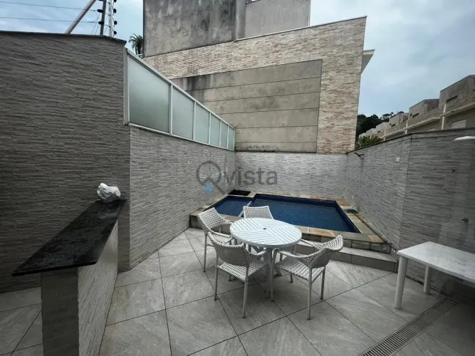 Casa Triplex geminada decorada em condomínio de alto padrão à Venda na Enseada no Guarujá