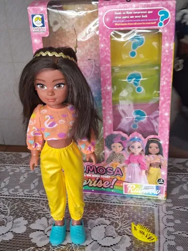 Boneca Charmosa Surprise cabelos Lisos 42 cm. Acompanha acessórios