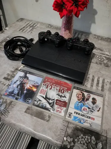 Ps3 super slim desbloqueado com 2 controles e 3 jogos